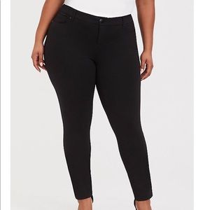 Torrid 22R Studio Prem Ponte Stretch Skinny Pant
